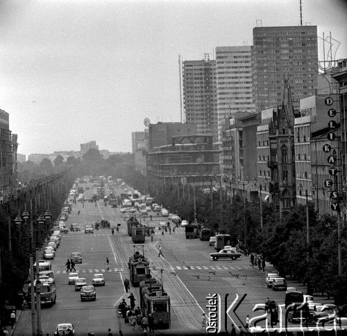 15.07.1966, Warszawa, Polska.
Ulica Marszałkowska.
Fot. Jarosław Tarań, zbiory Ośrodka KARTA [66-59]
 
