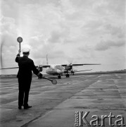 12.07.1966, Warszawa, Polska.
Pracownik lotniska kierujący ruchem na pasie startowym na lotnisku Okęcie.
Fot. Jarosław Tarań, zbiory Ośrodka KARTA [66-57]
 
