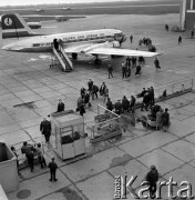 12.07.1966, Warszawa, Polska.
Przejście graniczne na lotnisku Okęcie.
Fot. Jarosław Tarań, zbiory Ośrodka KARTA [66-55]
 
