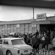 12.07.1966, Warszawa, Polska.
Dworzec zagraniczny na lotnisku Okęcie.
Fot. Jarosław Tarań, zbiory Ośrodka KARTA [66-56]
 
