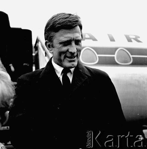 17.04.1966, Warszawa, Polska.
Amerykański aktor Kirk Douglas na lotnisku Okęcie.
Fot. Jarosław Tarań, zbiory Ośrodka KARTA [66-257]
 
