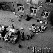 04.04.1966, Warszawa, Polska.
Przeprowadzka na podwórzu jednej ze śródmiejskich kamienic.
Fot. Jarosław Tarań, zbiory Ośrodka KARTA [66-260]
 
