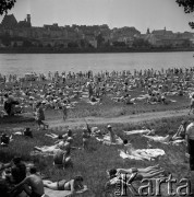 10.06.1966, Warszawa, Polska.
Tłum plażowiczów nad Wisłą. Za rzeką Stare Miasto.
Fot. Jarosław Tarań, zbiory Ośrodka KARTA [66-146]
 
