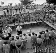 10.06.1966, Warszawa, Polska.
Turniej szachowy na plaży nad Wisłą.
Fot. Jarosław Tarań, zbiory Ośrodka KARTA [66-146]
 
