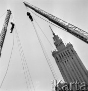 Maj 1966, Warszawa, Polska.
Pokazowe ćwiczenia straży pożarnej na Placu Defilad przed Pałacem Kultury i Nauki.
Fot. Jarosław Tarań, zbiory Ośrodka KARTA [66-39]
 
