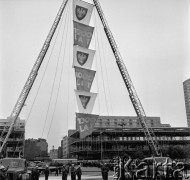 Maj 1966, Warszawa, Polska.
Pokazowe ćwiczenia straży pożarnej na Placu Defilad przed Pałacem Kultury i Nauki.
Fot. Jarosław Tarań, zbiory Ośrodka KARTA [66-39]
 
