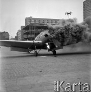 Maj 1966, Warszawa, Polska.
Pokazowe ćwiczenia straży pożarnej na Placu Defilad przed Pałacem Kultury i Nauki. Płonący samolot.
Fot. Jarosław Tarań, zbiory Ośrodka KARTA [66-39]
 

