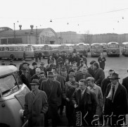 10.03.1966, Warszawa, Polska.
Wizyta grupy posłów na Sejm PRL w Miejskim Przedsiębiorstwie Komunikacyjnym.
Fot. Jarosław Tarań, zbiory Ośrodka KARTA [66-38]
 
