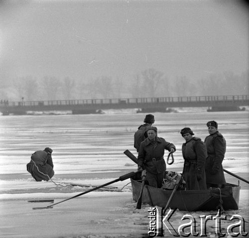 15.02.1966, Wyszogród.
Saperzy wysadzający lód na Wiśle w celu ochrony drewnianego mostu przed lodowymi zatorami.
Fot. Jarosław Tarań, zbiory Ośrodka KARTA [66-26]
 
