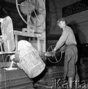 30.06.1966, Lublin.
Fabryka Samochodów Ciężarowych w Lublinie.
Fot. Jarosław Tarań, zbiory Ośrodka KARTA [66-93a]
 
