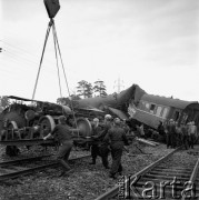 06.07.1966, Warszawa - Wawer, Polska.
Katastrofa kolejowa w Wawrze.
Fot. Jarosław Tarań, zbiory Ośrodka KARTA [66-165]
 
