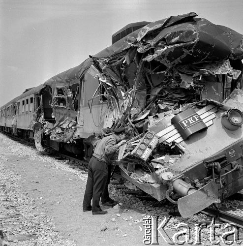 20.06.1966, Życzyn.
Katastrofa kolejowa expresu Warszawa, Polska.-Ustrzyki Dln. pod Życzynem.
Fot. Jarosław Tarań, zbiory Ośrodka KARTA [66-45]
 
