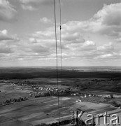 19.04.1966, Łazy, Raszyn.
Widok na Las Sękociński z masztu radiostacji w Raszynie.
Fot. Jarosław Tarań, zbiory Ośrodka KARTA [66-114]
 
