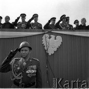 08.10.1967, Warszawa, Polska.
Trybuna honorowa podczas defilady przed Grobem Nieznanego Żołnierza. Wśród oficerów, trzeci od lewej gen. Wojciech Jaruzelski.
Fot. Jarosław Tarań, zbiory Ośrodka KARTA [67-5]
 
