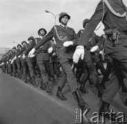 08.10.1967, Warszawa, Polska.
Defilada oficerów przed Grobem Nieznanego Żołnierza.
Fot. Jarosław Tarań, zbiory Ośrodka KARTA [67-5]
 
