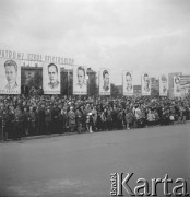 08.10.1967, Warszawa, Polska.
Defilada przed Grobem Nieznanego Żołnierza. Publiczność oczekująca na defiladę wojska.
Fot. Jarosław Tarań, zbiory Ośrodka KARTA [67-1]
 
