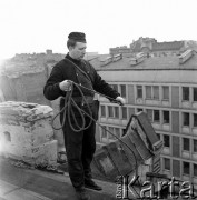 13.04.1967, Warszawa, Polska.
Kominiarz podczas pracy na dachu jednej z kamienic przy ul. Marszałkowskiej.
Fot. Jarosław Tarań, zbiory Ośrodka KARTA [67-48]
 
