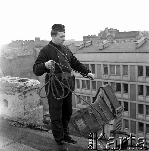 13.04.1967, Warszawa, Polska.
Kominiarz podczas pracy na dachu jednej z kamienic przy ul. Marszałkowskiej.
Fot. Jarosław Tarań, zbiory Ośrodka KARTA [67-48]
 
