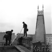 13.04.1967, Warszawa, Polska.
Dwaj kominiarze podczas pracy na dachu jednej z kamienic przy ul. Marszałkowskiej.
Fot. Jarosław Tarań, zbiory Ośrodka KARTA [67-48]
 
