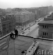 13.04.1967, Warszawa, Polska.
Dwaj kominiarze podczas pracy na dachu jednej z kamienic przy ul. Marszałkowskiej.
Fot. Jarosław Tarań, zbiory Ośrodka KARTA [67-48]
 
