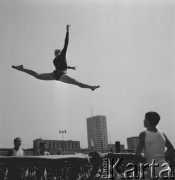 04.06.1967, Warszawa, Polska.
Pokazy akrobatyczne na Placu Defilad.
Fot. Jarosław Tarań, zbiory Ośrodka KARTA [67-52]
 
