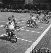 04.06.1967, Warszawa, Polska.
Dziecięce zabawy przed Pałacem Kultury i Nauki. Wyścigi rowerowe na Placu Defilad.
Fot. Jarosław Tarań, zbiory Ośrodka KARTA [67-52]
 
