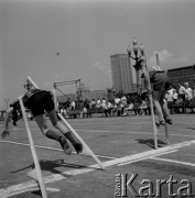 04.06.1967, Warszawa, Polska.
Wyścigi na szczudłach na Placu Defilad.
Fot. Jarosław Tarań, zbiory Ośrodka KARTA [67-52]
 

