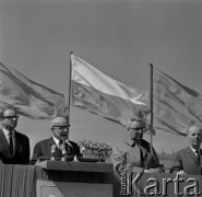 01.03.1967, Warszawa, Polska.
1 Maja. I sekretarz Komitetu Centralnego PZPR Władysław Gomułka przemawia do uczestników pochodu z trybuny honorowej na Placu Defilad.
Fot. Jarosław Tarań, zbiory Ośrodka KARTA [67-69]
 
