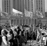 01.03.1967, Warszawa, Polska.
1 Maja. I sekretarz Komitetu Centralnego PZPR Władysław Gomułka pozdrawia uczestników pochodu z trybuny honorowej na Placu Defilad. W tle Pałac Kultury i Nauki.
Fot. Jarosław Tarań, zbiory Ośrodka KARTA [67-69]
 
