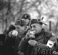 10.12.1967, bez miejsca.
Myśliwi posilający się podczas polowania.
Fot. Jarosław Tarań, zbiory Ośrodka KARTA [67-28]
 
