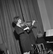 07.03.1967, Warszawa, Polska.
Skrzypaczka Wanda Wiłkomirska.
Fot. Jarosław Tarań, zbiory Ośrodka KARTA [67-118]
 

