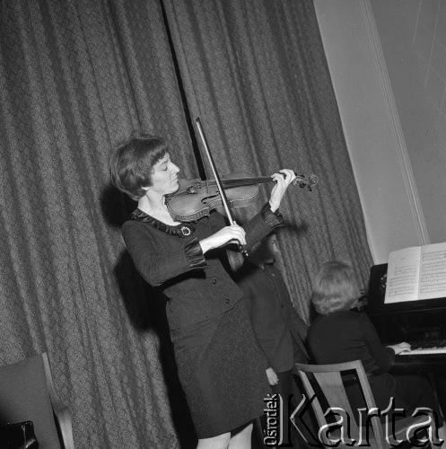 07.03.1967, Warszawa, Polska.
Skrzypaczka Wanda Wiłkomirska.
Fot. Jarosław Tarań, zbiory Ośrodka KARTA [67-118]
 

