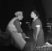 Listopad 1967, Warszawa, Polska.
Aktorka Hanna Skarżanka klęczy podczas próby teatralnej.
Fot. Jarosław Tarań, zbiory Ośrodka KARTA [67-135]
 
