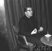 12.06.1967, Warszawa, Polska.
Spotkanie z Ernestem Bryllem w Klubie Międzynarodowej Prasy i Książki na Nowym Świecie.
Fot. Jarosław Tarań, zbiory Ośrodka KARTA [67-136]
 
