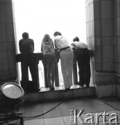 03.08.1967, Warszawa, Polska.
Czworo młodych ludzi oglądających panoramę Warszawy z 33 piętra Pałacu Kultury i Nauki.
Fot. Jarosław Tarań, zbiory Ośrodka KARTA [67-166]
 
