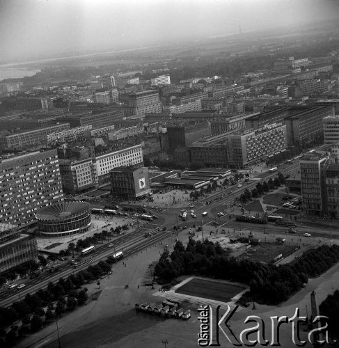 03.08.1967, Warszawa, Polska.
Widok na Śródmieście Południowe z 33 piętra Pałacu Kultury i Nauki.
Fot. Jarosław Tarań, zbiory Ośrodka KARTA [67-167]
 
