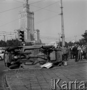 01.09.1967, Warszawa, Polska.
Kraksa na skrzyżowaniu ulic Marszałkowskiej i Alej Jerozolimskich. Przewrócony na bok samochód na tle Pałacu Kultury i Nauki.
Fot. Jarosław Tarań, zbiory Ośrodka KARTA [67-157]
 
