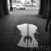 03.08.1967, Warszawa, Polska.
Plac Konstytucji. Odbicie latarnii ulicznej w kałuży.
Fot. Jarosław Tarań, zbiory Ośrodka KARTA [67-166]
 
