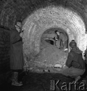 09.03.1967, Warszawa, Polska.
Prace remontowe w dawnych piwnicach browaru Haberbusha
Fot. Jarosław Tarań, zbiory Ośrodka KARTA [67-80]
 

