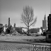 27.11.1967, Warszawa, Polska.
Wyburzanie ruin w rejonie Placu Grzybowskiego. W tle widok Pałacu Kultury i Nauki.
Fot. Jarosław Tarań, zbiory Ośrodka KARTA [67-43]
 
