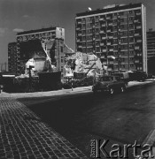 07.08.1967, Warszawa, Polska.
Rozbiórka domu przy ulicy Śliskiej 55. Na pierwszym planie samochód marki FSO Warszawa jadący ulicą Sienną, zbliżający się do skrzyżowania z ulicą Krajowej Rady Narodowej (aktualnie ulica Twarda).
Fot. Jarosław Tarań, zbiory Ośrodka KARTA