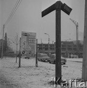 12.12.1967, Warszawa, Polska.
Reklama sklepu z częściami motoryzacyjnymi, stojąca przy ul. Chłodnej.
Fot. Jarosław Tarań, zbiory Ośrodka KARTA [67-41]
 
