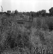 26.06.1967, Warszawa, Polska.
Tablice reklamujące usługi fotograficzne w Alejach Jerozolimskich 55 i cukiernię, zarośnięte chwastami.
Fot. Jarosław Tarań, zbiory Ośrodka KARTA [67-56]
 
