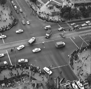 21.09.1967, Warszawa, Polska.
Milicjant kierujący ruchem ulicznym na skrzyżowaniu ulic Marszałkowskiej i Świętokrzyskiej.
Fot. Jarosław Tarań, zbiory Ośrodka KARTA [67-50]
 
