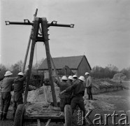 14.04.1967, Ilino, pow. Płońsk.
Elektryfikacja wsi. Montaż słupa linii energetycznej w pobliżu gospodarstwa rolnego.
Fot. Jarosław Tarań, zbiory Ośrodka KARTA [67-78]
 
