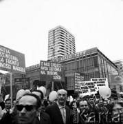 01.05.1968, Warszawa, Polska.
Pochód 1 majowy na ul. Marszałkowskiej.
Fot. Jarosław Tarań, zbiory Ośrodka KARTA [68-203]
 
