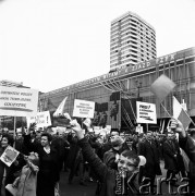 01.05.1968, Warszawa, Polska.
Pochód 1 majowy na ul. Marszałkowskiej. Uczestnicy niosą hasłą antysemickie.
Fot. Jarosław Tarań, zbiory Ośrodka KARTA [68-203]
 

