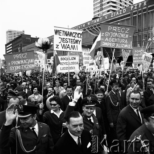 01.05.1968, Warszawa, Polska.
Pochód 1 majowy na ul. Marszałkowskiej. Uczestnicy niosą transparenty z hasłami antysemickimi.
Fot. Jarosław Tarań, zbiory Ośrodka KARTA [68-203]
 
