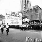 01.05.1968, Warszawa, Polska.
Pochód 1 majowy na ul. Marszałkowskiej.
Fot. Jarosław Tarań, zbiory Ośrodka KARTA [68-203]
 
