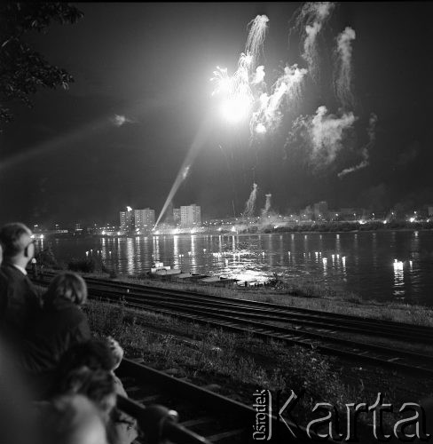 24.06.1968, Warszawa, Polska.
Fajerwerki i puszczanie wianków na Wiśle w Noc Świętojańską.
Fot. Jarosław Tarań, zbiory Ośrodka KARTA [68-74]
 
